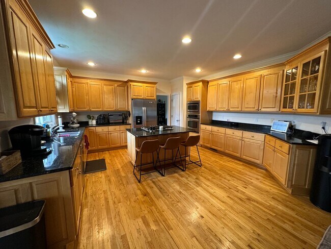 Building Photo - 1320 Club House Dr