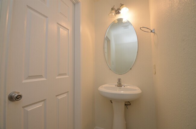 Building Photo - 19009 Barnesdale Ct