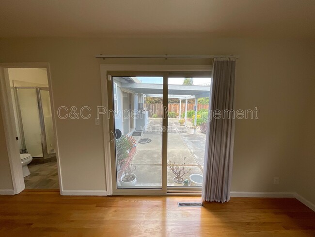 Building Photo - 1426 Ormsby Dr