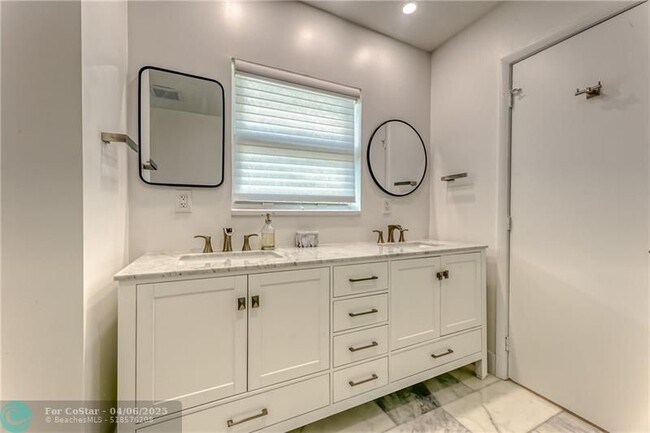 Building Photo - 2717 Yacht Club Blvd