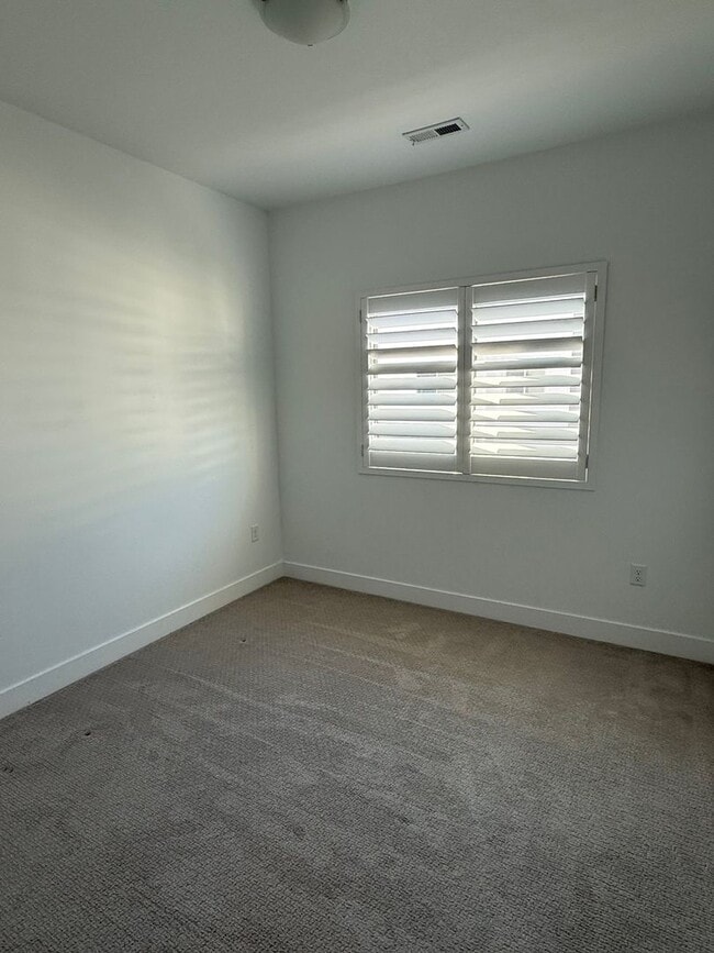 Building Photo - Beautiful townhome