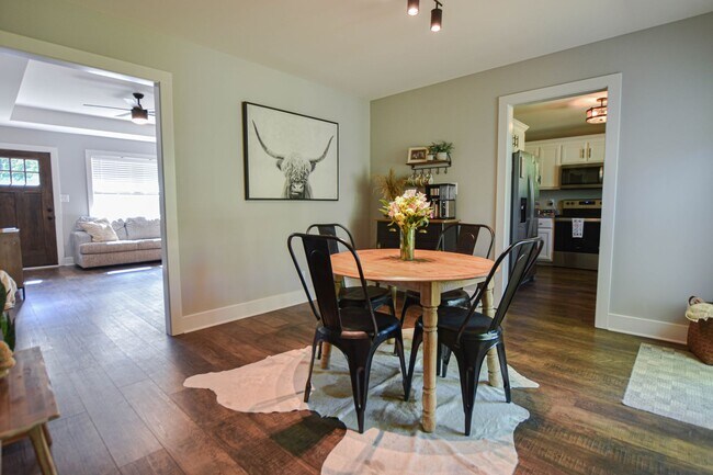 Building Photo - Pet Friendly Three Bedroom!
