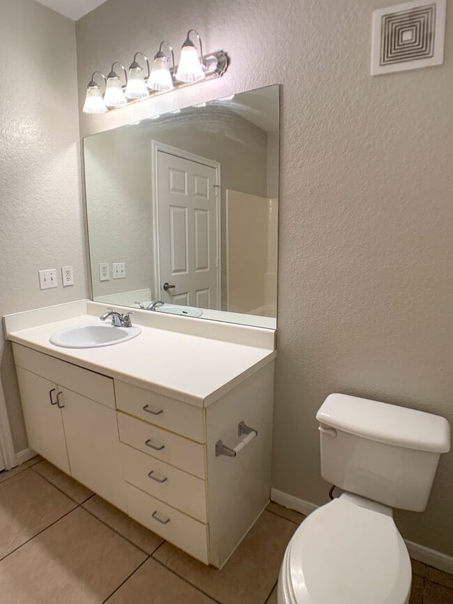 Building Photo - $600 Deposit* Beautiful 2/2 with pool view...
