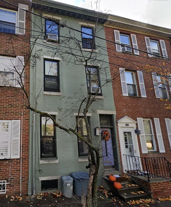 Primary Photo - 4 bed 2 bath home with yard