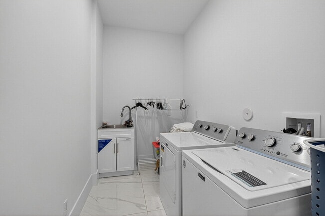 Building Photo - 711 NE 6th St