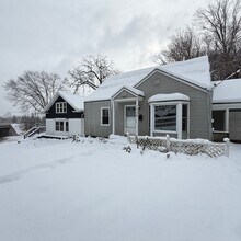 Building Photo - Updated 3 bedroom home on the West side of Grand Rapids