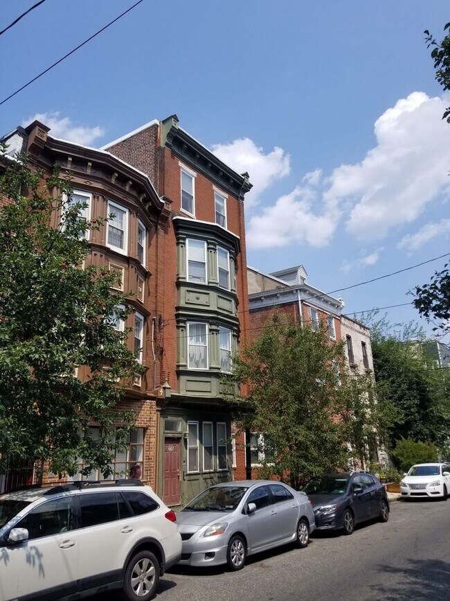 Building Photo - Spacious two bedroom unit located in the best area in northern liberties