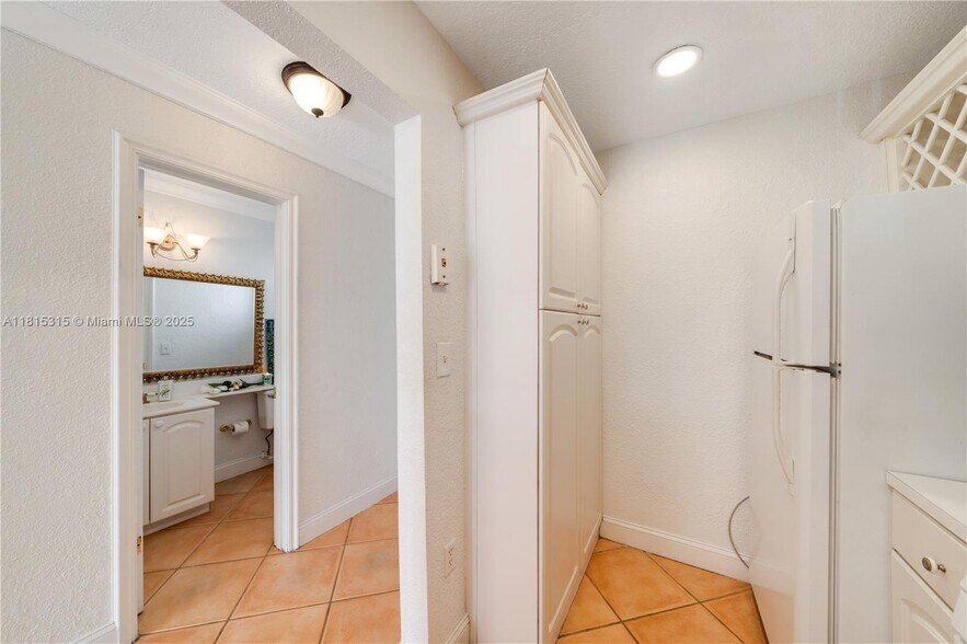 Building Photo - 8650 SW 67th Ave