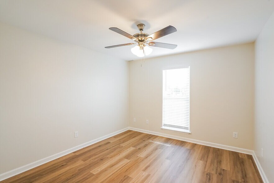 Building Photo - 125 Summerlake Pl