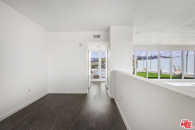 Building Photo - 5750 Hollywood Blvd