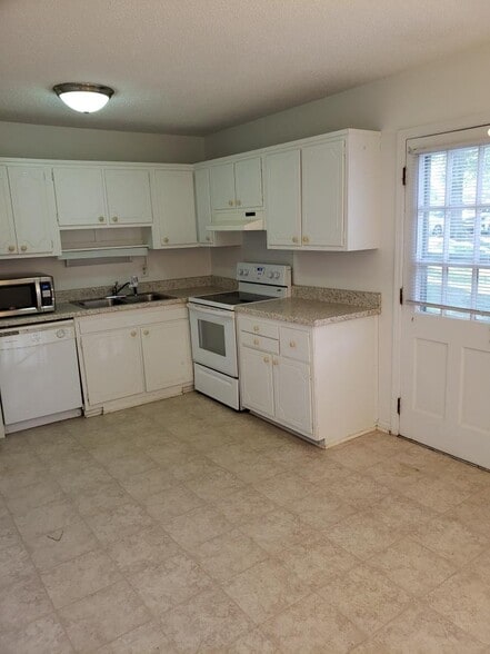 Building Photo - 1002 Willow Dr