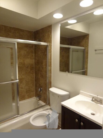 Building Photo - 5909 N Kenmore Ave