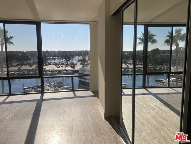 Building Photo - 4265 Marina City Dr