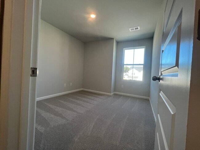 Building Photo - 717 Pine Warbler Ln