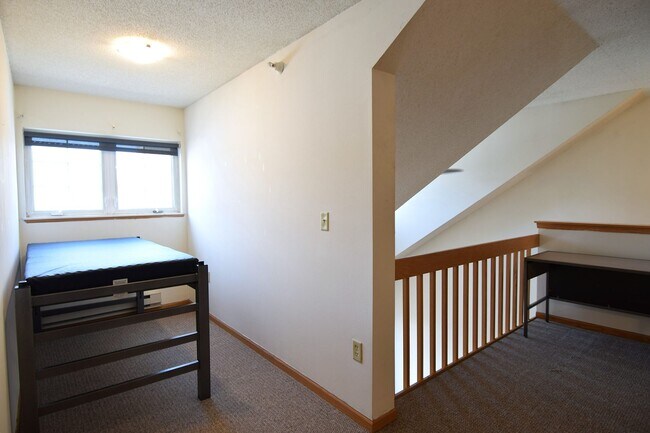 Building Photo - 3 Bedroom, 1 Bathroom
