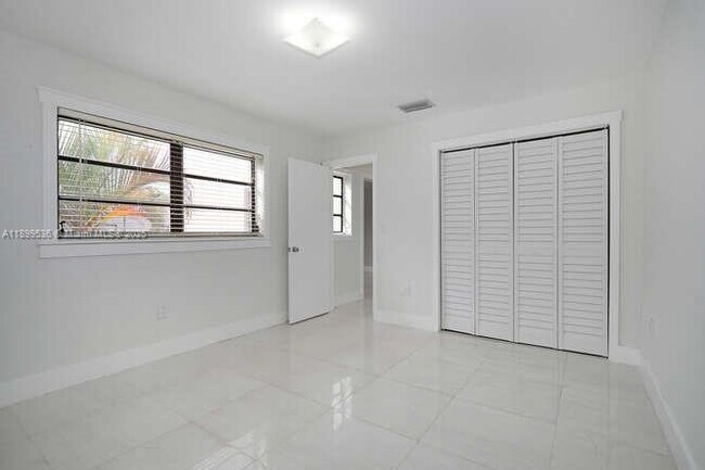 Building Photo - 4732 SW 67th Ave