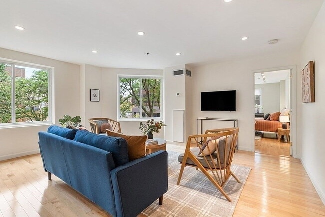 Building Photo - "Spacious 2-Bed Retreat with Granite Touches & Pool Access in Cambridge's Heart!"