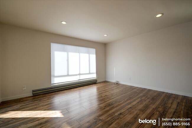 Building Photo - 7 Commodore Dr