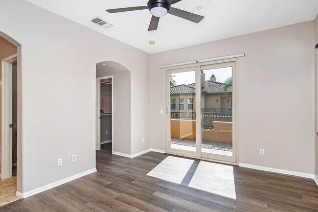 Building Photo - Nicely upgraded townhouse in resort-like E...
