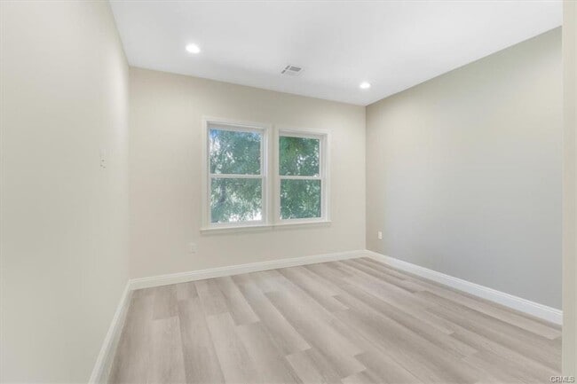 Building Photo - 571 Lincoln Ave