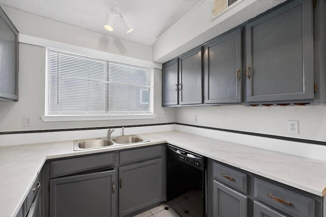 Building Photo - 1634 Sunswept Terrace