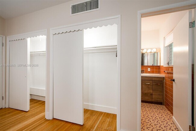 Building Photo - 10081 W Bay Harbor Dr