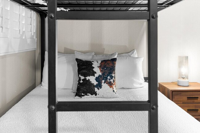 Building Photo - 5604 E Beverly Ln