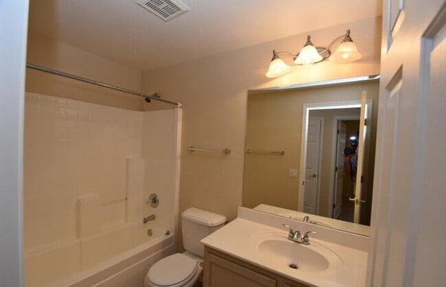 Building Photo - 3 Bedroom, 2 Bathroom Home with Amazing Views