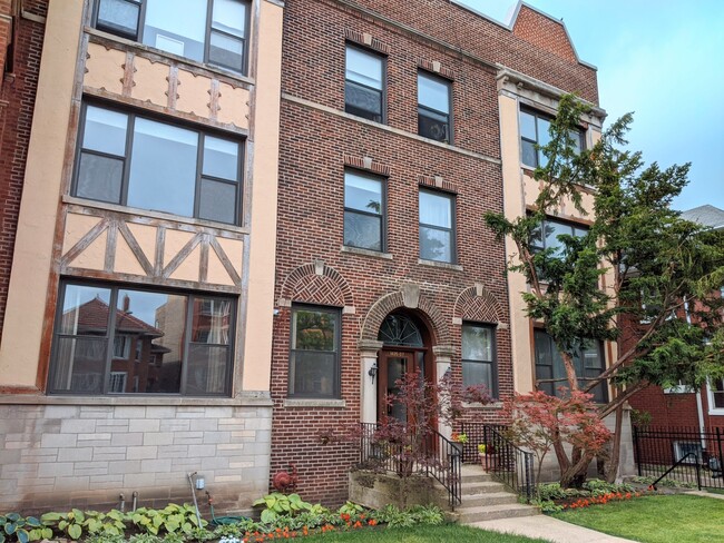 Building Photo - 1407 W Jarvis Ave