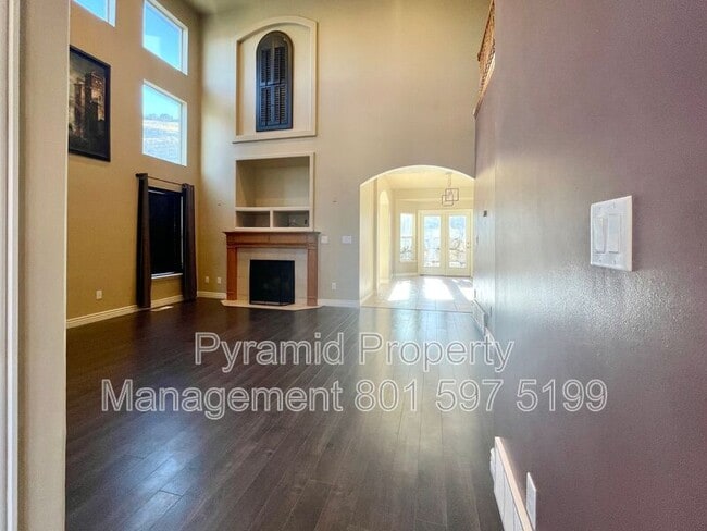 Building Photo - 2896 E Lookout Dr