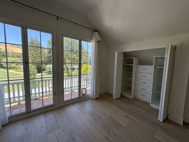 Building Photo - Tri-level townhome in highly desirable Dia...