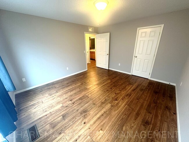 Building Photo - WALK IN LEVEL 2 BD, 1 BA CONDO WITH WOOD F...