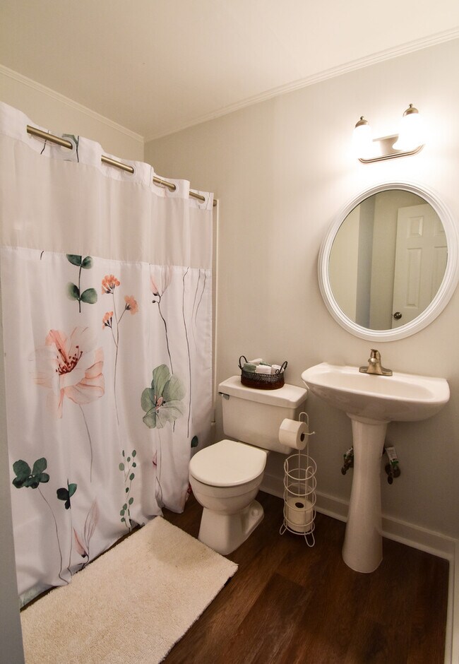 Building Photo - Welcome to this charming 3-bedroom, 1-bath...