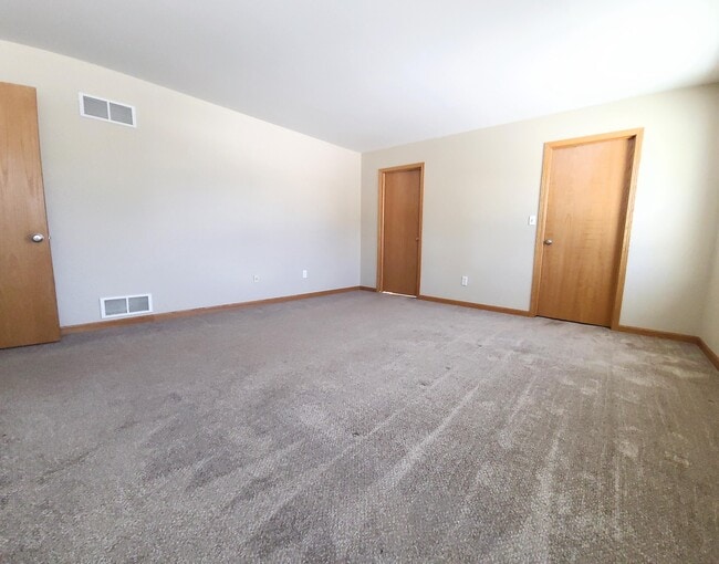Building Photo - 1805 Deer Path