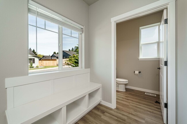 Building Photo - Spacious 4BR Modern Retreat and Luxury Liv...