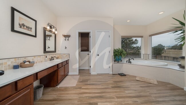 Building Photo - Country Living on 13.5 Acres