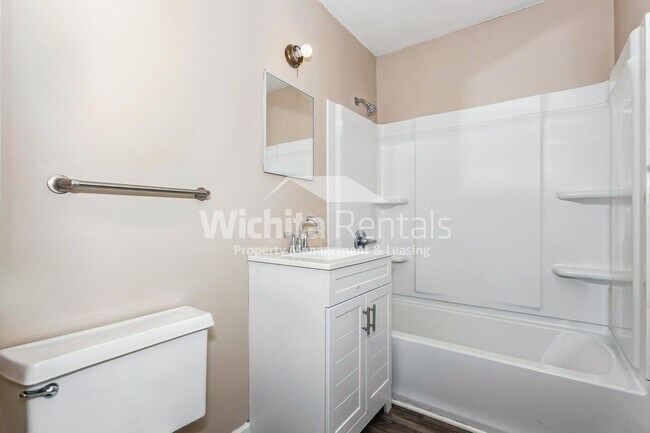 Building Photo - 2103-2103 S Old Manor Rd