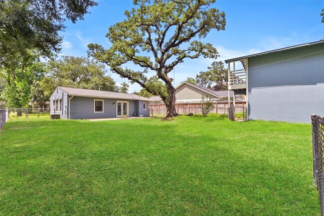 Building Photo - 950 Lamonte Ln