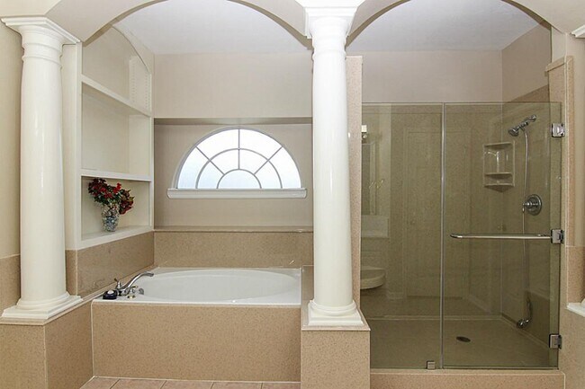 Building Photo - 2758 Laguna Pointe Dr