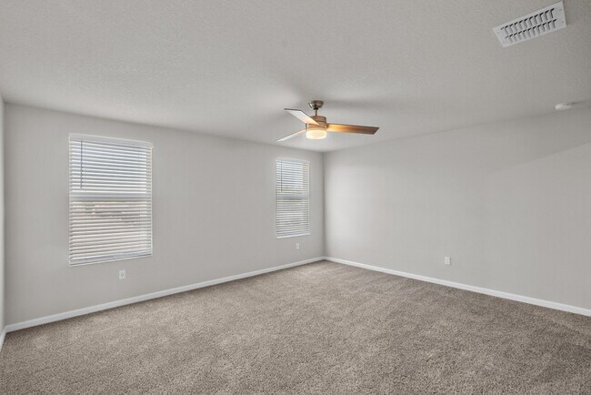 Building Photo - 5622 SE Edgewater Cir