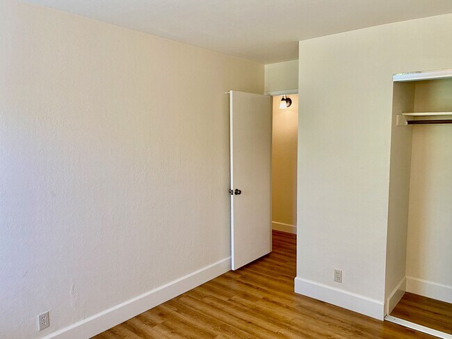 Building Photo - Private, Comfortable Downstairs Condo
