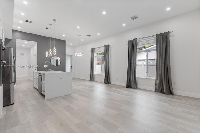 Building Photo - 5734 Buchanan St