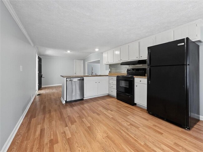 Building Photo - 3542 Shoreland Dr