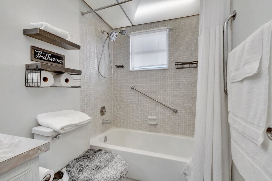 Building Photo - 481 Burgundy P