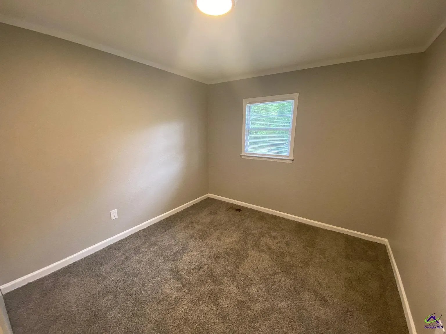Building Photo - 827 Oak Ridge Dr