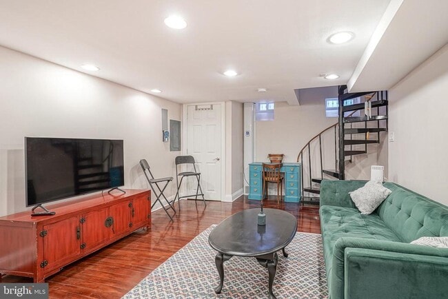 Building Photo - 522 Montrose St