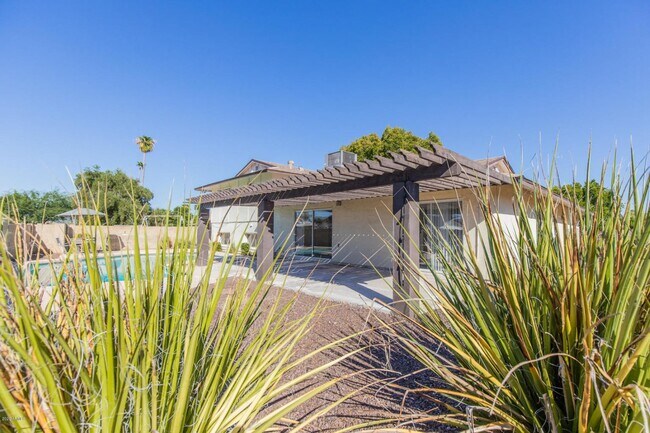 Building Photo - Great Tri-Level home close to ASU