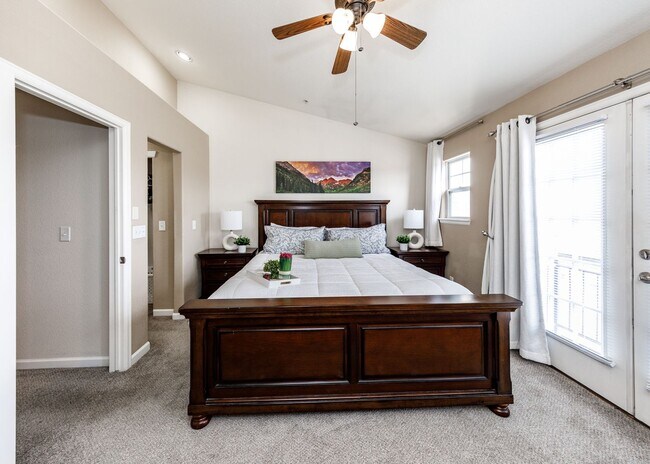 Building Photo - Fully Furnished Downtown 2 Bed, 4 Bath Executive Townhouse