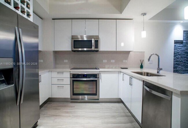 Building Photo - 999 SW 1st Ave