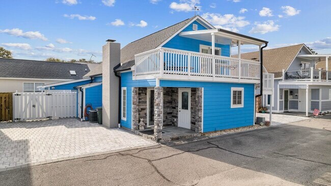 Building Photo - 3902 Dunes St